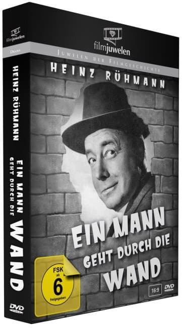 Ein Mann geht durch die Wand