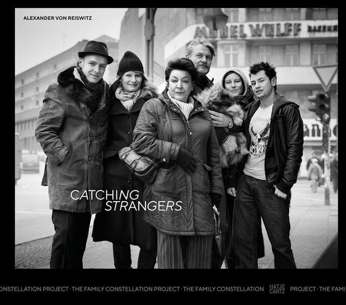 Alexander von Reiswitz: Catching Strangers. The Family Constellation Project - Inszenierte Porträts & Geschichten über Familie, Identität und Zufall