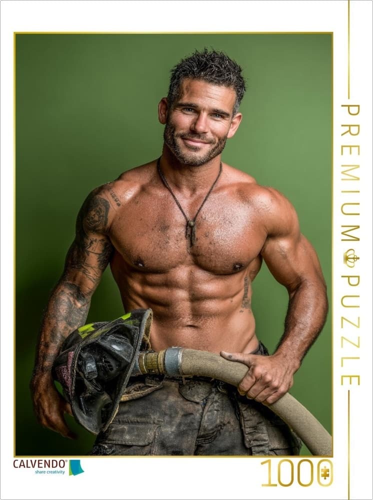 CALVENDO Puzzle Sexy Feuerwehrmann mit freiem Oberkörper und Feuerwehrschlauch | 1000 Teile Lege-Grö
