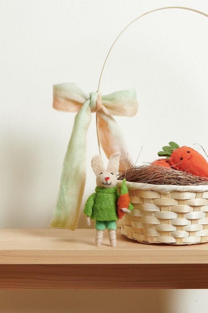 Aufhänger Filz-Hase mit Pulli und Möhre, Grün, 14 x 7 x 3cm