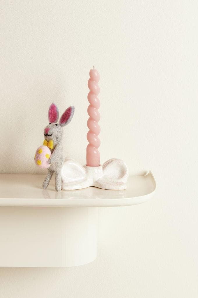 Aufhänger Filz-Hase mit Osterei und Gelber Fliege, 14,5 x 4 x 5,5cm