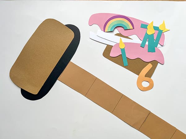 Bereite einen langen Streifen Tonpapier vor und
unterteile ihn mit Hilfe eines Lineals und Querstrichen
in mehrere Abschnitte.
