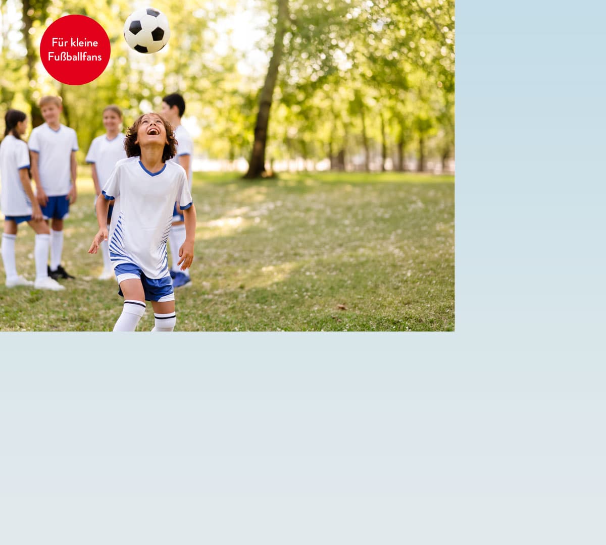 Kinder spielen Fußball